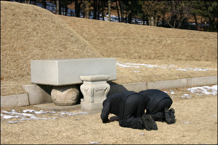 백범 묘지에서 출국 고유 인사를 드리는 권중희 선생(오른쪽)과 필자 